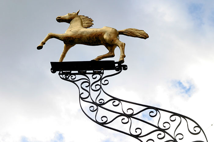 Cheval doré au sommet de l'enseigne - photographie © Norbert Pousseur