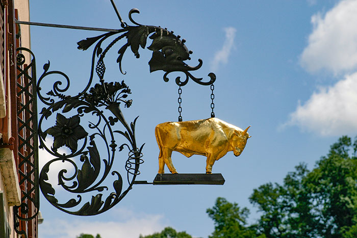 Enseigne au boeuf d'or avec ferronerie fleurie - photographie © Norbert Pousseur