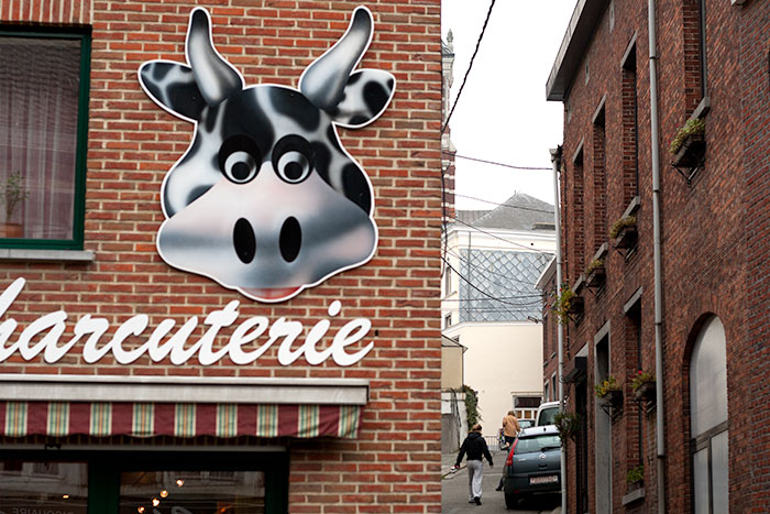 Enseigne de charcuterie, avec tête de boeuf - photographie © Norbert Pousseur