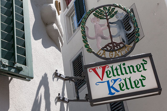 Enseigne aux chats du restaurant Veltliner Keller à Zurich - photographie © Norbert Pousseur