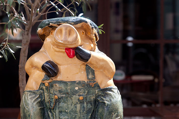 Enseigne en masquotte de cochon  - photographie © Norbert Pousseur