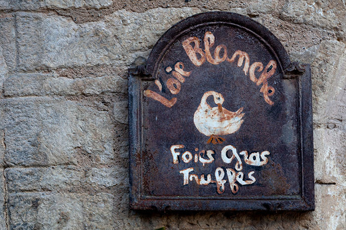 Enseigne à l'Oie blanche, à Satlat - photographie © Norbert Pousseur