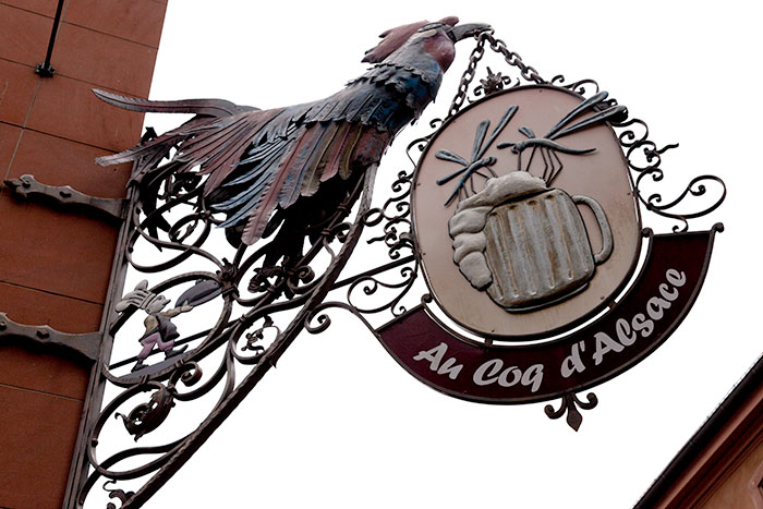 Enseigne Au coq d'Alsace, au plumage de couleur - photographie © Norbert Pousseur