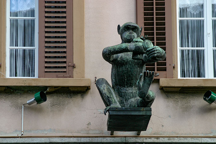 Enseigne avec singe en statue de bronze - photographie © Norbert Pousseur
