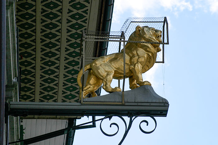 Enseigne au lion en cage - photographie © Norbert Pousseur