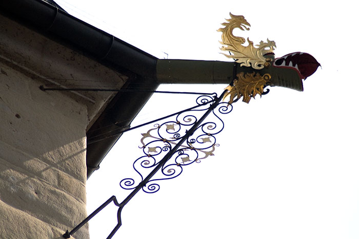 Dragon vomissant l'eau du toit - photographie © Norbert Pousseur