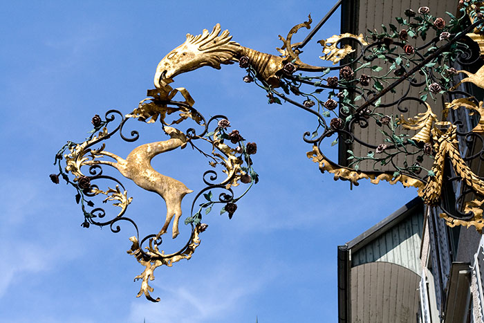 Enseigne avec jeune cerf et tête d'aigle - photographie © Norbert Pousseur