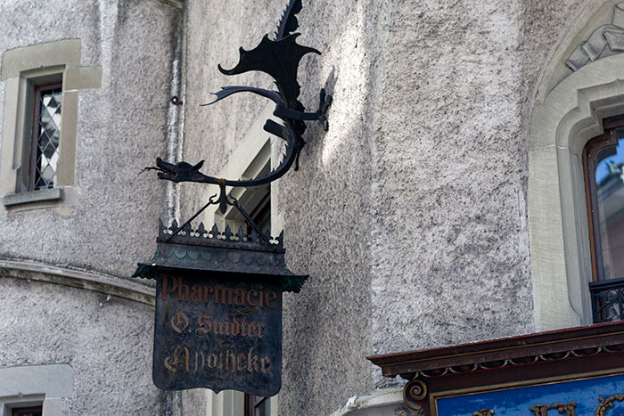 Enseigne au dragon volant pour pharmacie - photographie © Norbert Pousseur