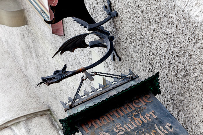 Le dragon volant de l'enseigne d'apothicaire - photographie © Norbert Pousseur