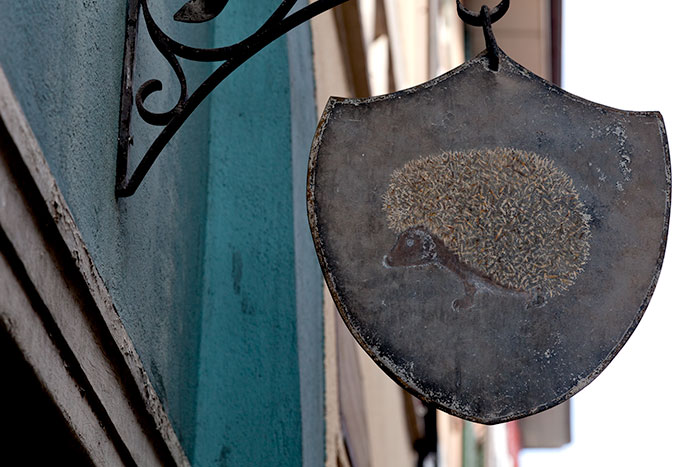 Enseigne au hérisson - photographie © Norbert Pousseur