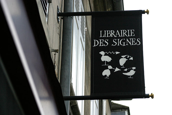 Enseigne d'oiseaux se faisant des signes - photographie © Norbert Pousseur