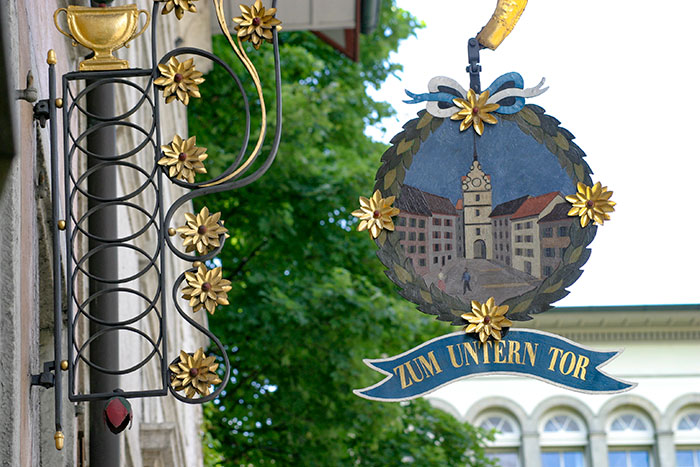 Enseigne représentant la Tour de Lenzburg - photographie © Norbert Pousseur