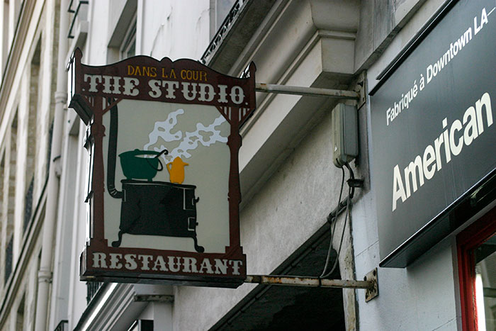 Enseigne à la cuisinière et son plat chauffant - photographie © Norbert Pousseur