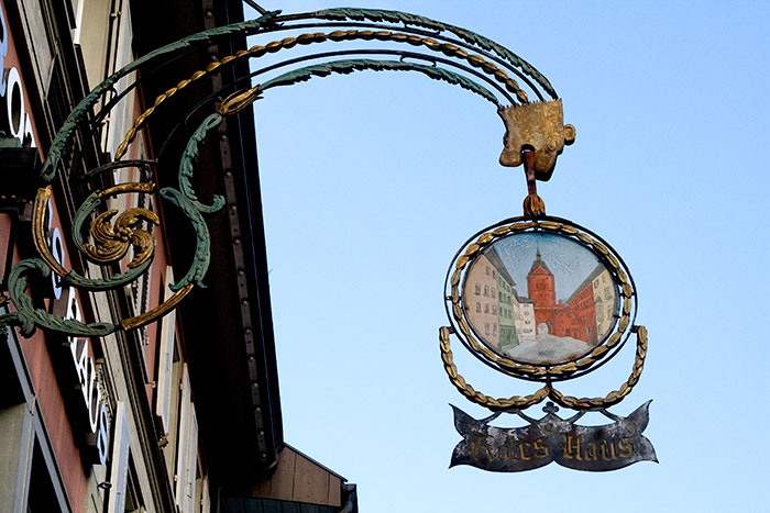 Enseigne montrant la Tour de Brugg  photographie © Norbert Pousseur