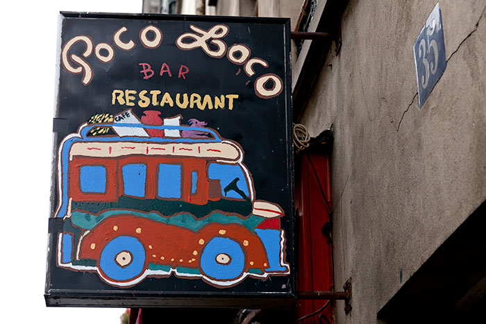 Enseigne avec car de voyageurs pour le restaurant Poco loco - photographie © Norbert Pousseur