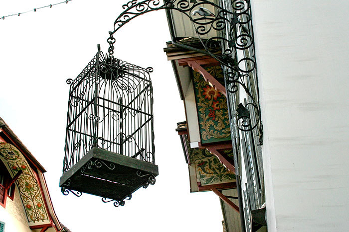 Enseigne avec cage à oiseaux - photographie © Norbert Pousseur