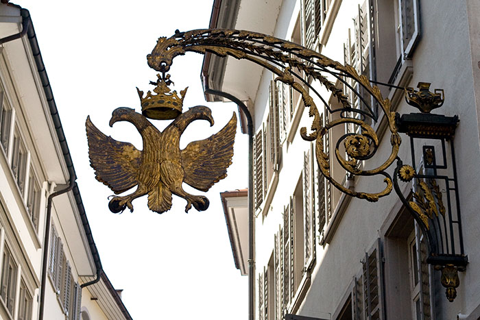 Enseigne aux deux aigles couronnés - photographie © Norbert Pousseur