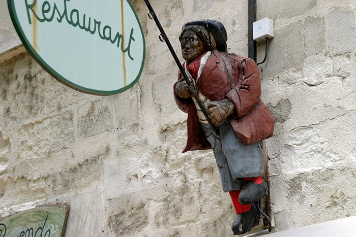 Enseigne au saltimbanque, pour un restaurant - © photo Norbert Pousseur