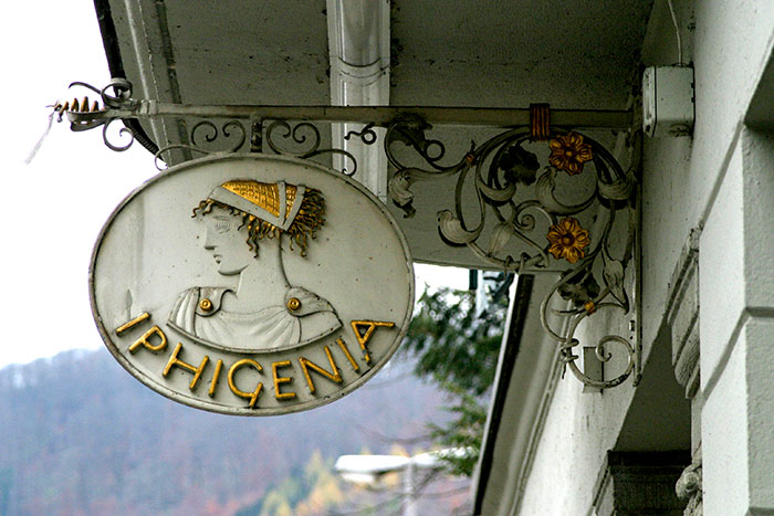 Enseigne au visage d'Iphigenia - © photo Norbert Pousseur