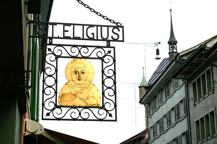 Ebnseigne à l'effigie de St Éloi (St Eligius) - © photo Norbert Pousseur