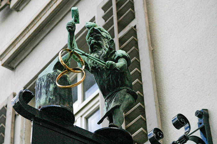 Enseigne au nain forgeant des anneaux d'or  - © photo Norbert Pousseur