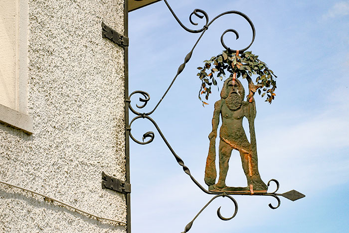 Enseigne d'homme barbu au gourdin - © photo Norbert Pousseur