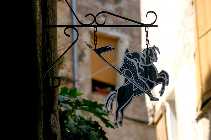 Enseigne au chevalier galopant sur son cheval - © photo Norbert Pousseur