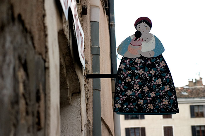 Enseigne féminine en Provence - © photo Norbert Pousseur