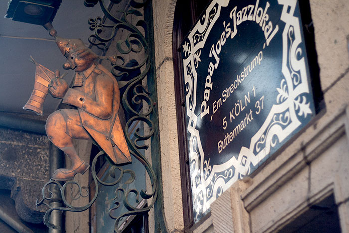 Enseigne avec un joyeux  buveur de biere - © photo Norbert Pousseur