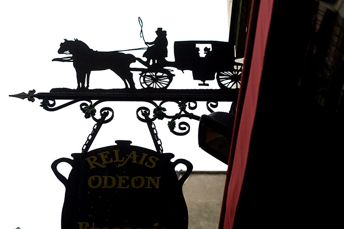 Enseigne du Café-restaurant parisien Le Relais Odéon - © photo Norbert Pousseur