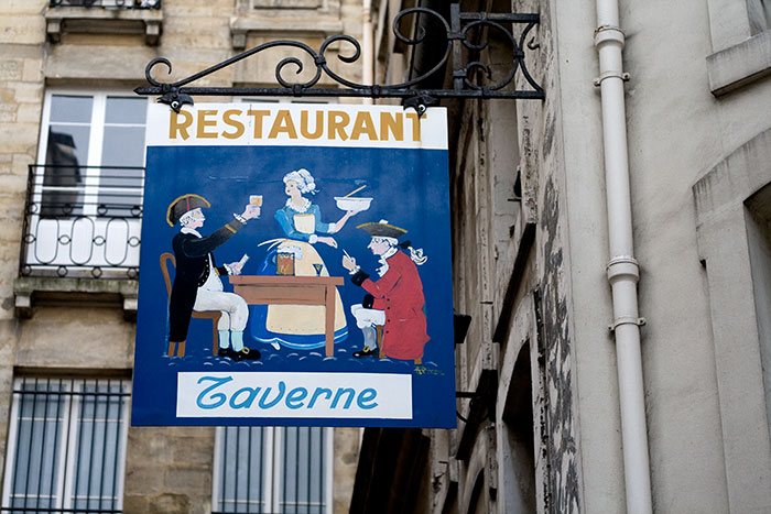 Enseigne de taverne aux deux républicains trinquant - © photo Norbert Pousseur