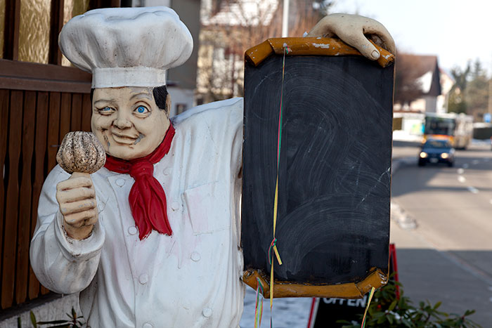 Chef cuisinier clignant de l'oeil pour cette enseigne - © photo Norbert Pousseur