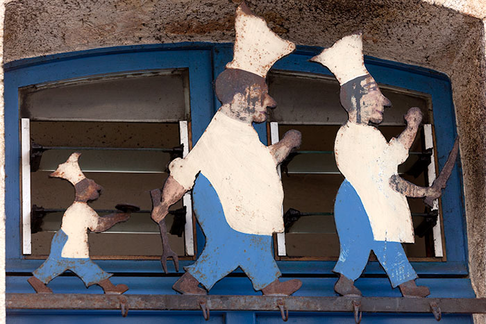 Les trois marmitons de l'enseigne La Tupina - © photo Norbert Pousseur