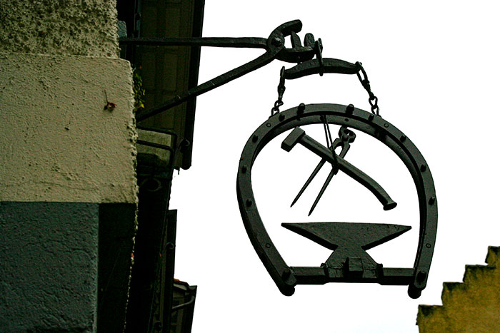 Enseigne à l'enclume, tenaille et marteau - photographie © Norbert Pousseur