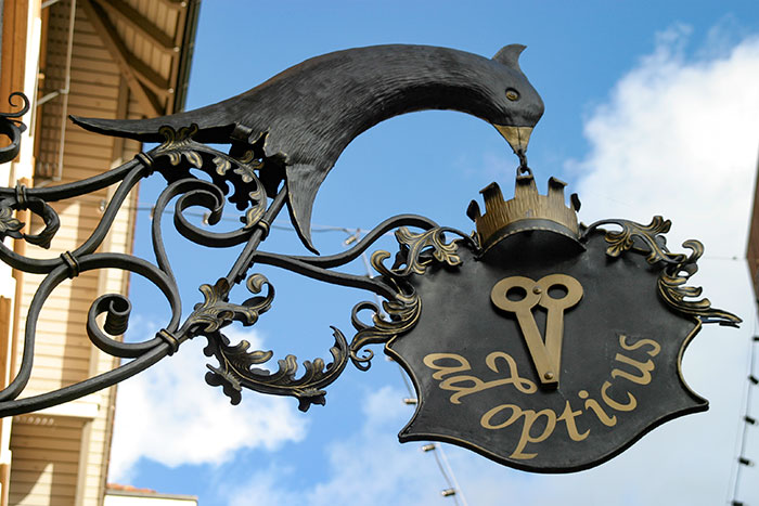 Enseigne d'opticien, aux bésicles - photographie © Norbert Pousseur