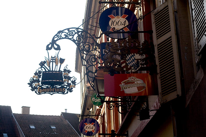 L'enseigne complète du bar à bières, le Gambrinus - photographie © Norbert Pousseur