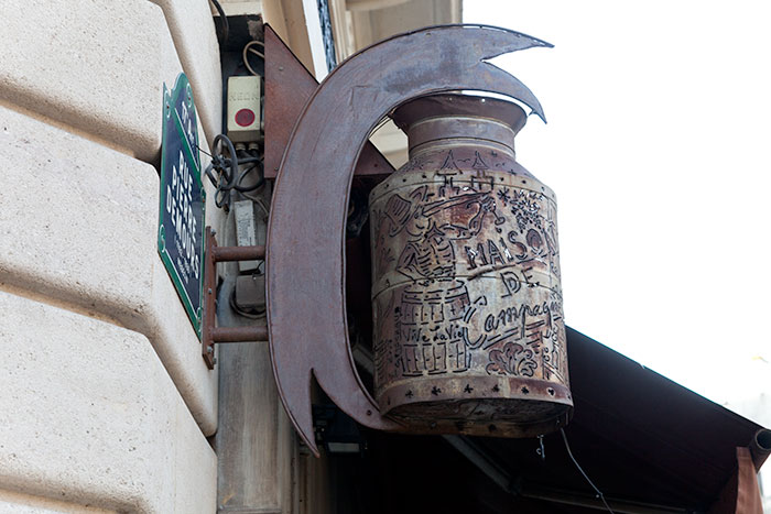 Enseigne au bidon à lait - photographie © Norbert Pousseur