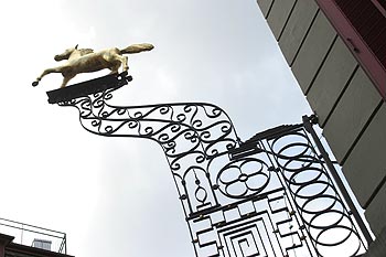 Cheval doré sur colonne de fer forgé - © Norbert Pousseur