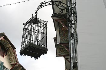 Cage d'oiseau comme enseigne - © Norbert Pousseur