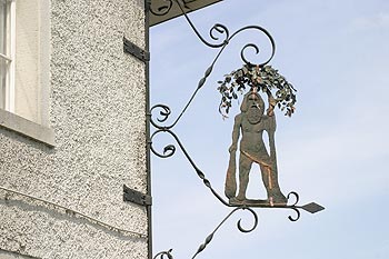 Homme de néerdenthal au gourdin - © Norbert Pousseur