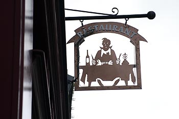 Homme attablé d'enseigne de restaurant - © Norbert Pousseur