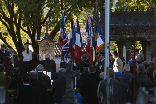 Banderas conmemorativas en el cementerio - © Norbert Pousseur