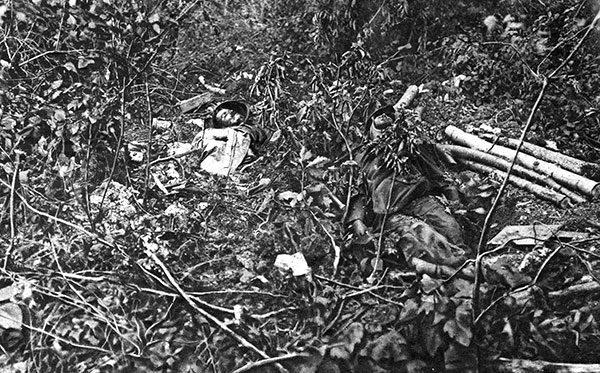Cadáver de soldados - foto 'Le Miroir', guerra de 14-18 - reproducción © Norbert Pousseur