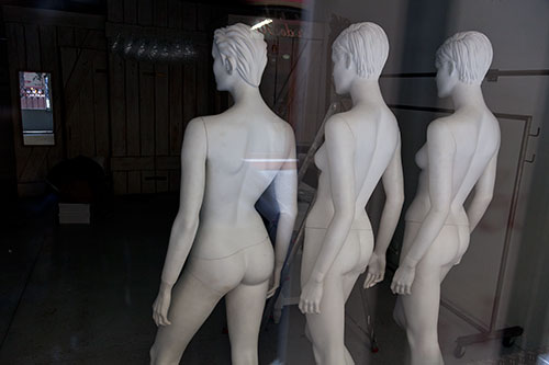Tres maniquíes desnudas delante del desconocido - © Norbert Pousseur