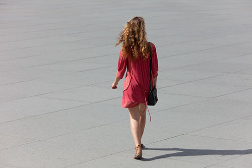 Joven mujer en vestido rojo - © Norbert Pousseur