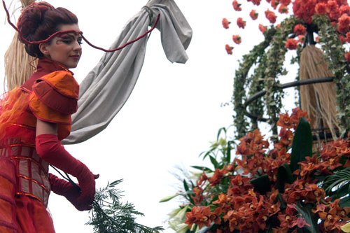 Una carroza de flores todo en rojo-naranja - © Norbert Pousseur