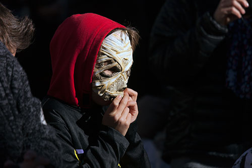 Niño en la cabeza de momia - © Norbert Pousseur