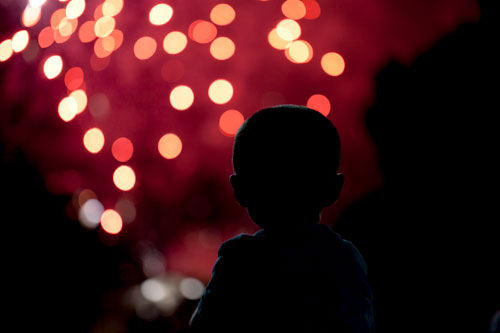 Niño que mira un fuegos artificiales - © Norbert Pousseur