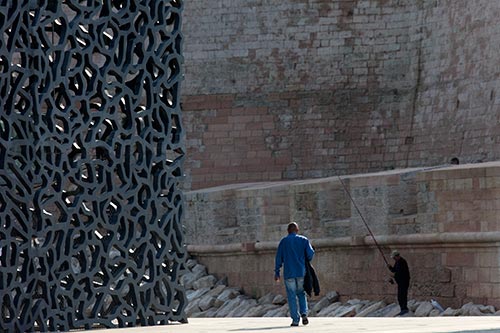 Turista y pescador en Marsella - © Norbert Pousseur