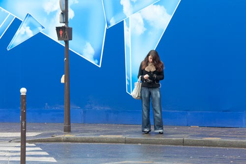 Joven mujer en jean y chaqueta al cuello de piel - © Norbert Pousseur